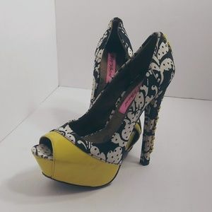 Black/white/yellow Betsey Johnson heels size 7.5